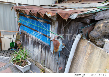 温泉街の裏道 103594645