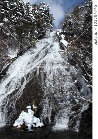 冬の湯滝 103594745