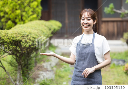 笑顔の女性 103595130