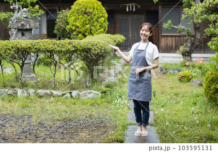 笑顔の女性 103595131