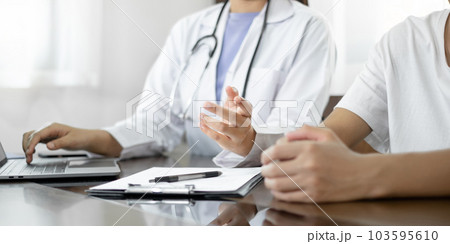 Female doctors who treat patients make an appointment to listen to the results after a physical examination and explain medical information and diagnose the disease. Medical concepts and good health Female doctors who treat patients make an appointment to listen to the results after a physical examination and explain medical information and diagnose the disease. Medical concepts and good health 103595610