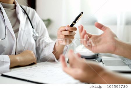 Female doctors who treat patients make an appointment to listen to the results after a physical examination and explain medical information and diagnose the disease. Medical concepts and good health Female doctors who treat patients make an appointment to listen to the results after a physical examination and explain medical information and diagnose the disease. Medical concepts and good health 103595780