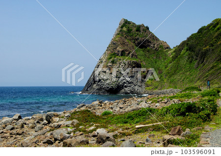 福岡の景勝地「芥屋の大門」　黒磯海岸の景観 103596091
