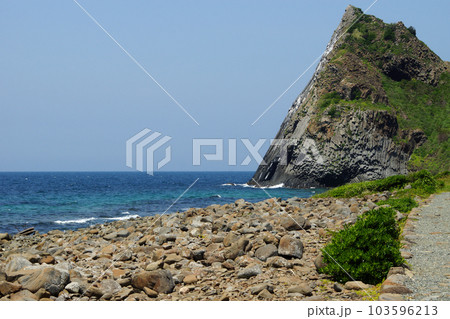 福岡の景勝地「芥屋の大門」 黒磯海岸の景観 福岡の景勝地「芥屋の大門」 黒磯海岸の景観 103596213
