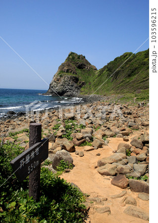 福岡の景勝地「芥屋の大門」 黒磯海岸の景観 福岡の景勝地「芥屋の大門」 黒磯海岸の景観 103596215