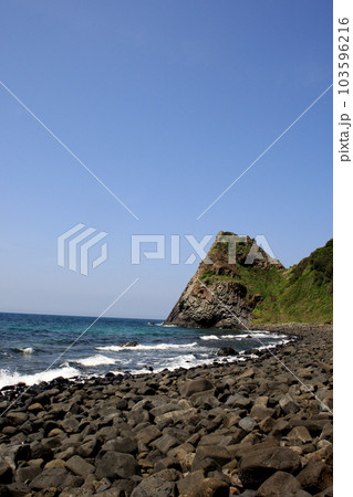 福岡の景勝地「芥屋の大門」 黒磯海岸の景観 福岡の景勝地「芥屋の大門」 黒磯海岸の景観 103596216