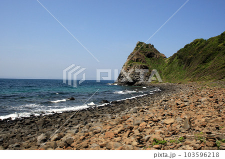 福岡の景勝地「芥屋の大門」　黒磯海岸の景観 103596218