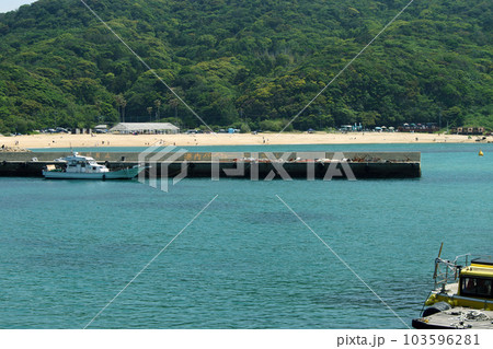 福岡県糸島市の人気レジャースポット 芥屋漁港からの芥屋海岸の景観 福岡県糸島市の人気レジャースポット 芥屋漁港からの芥屋海岸の景観 103596281