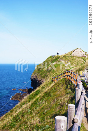 青空と神威岬　北海道 103596378