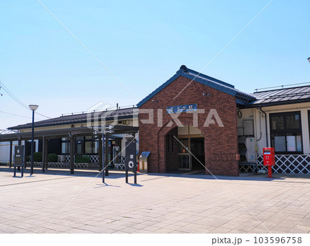 晴れて青空の喜多方駅・福島県喜多方市 103596758
