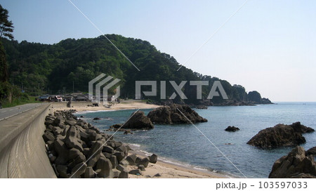 日本海の笹川流れと海に突き出る岬は屏風岩 103597033