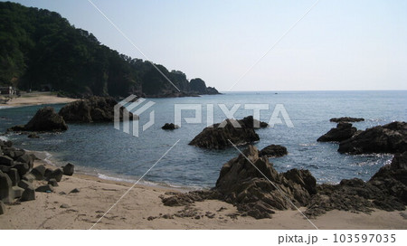 日本海の笹川流れと海に突き出る岬は屏風岩 103597035