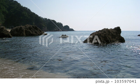 日本海の笹川流れと海に突き出る岬は屏風岩 103597041