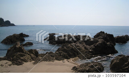 日本海の笹川流れと海に突き出る岬は屏風岩 103597104