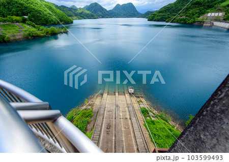 秋田県宝仙湖 きれいなコバルトブルーの湖水 玉川ダム 秋田県宝仙湖 きれいなコバルトブルーの湖水 玉川ダム 103599493