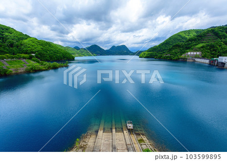 秋田県宝仙湖　カリヨンの鐘展望台よりの絶景　玉川ダム 103599895