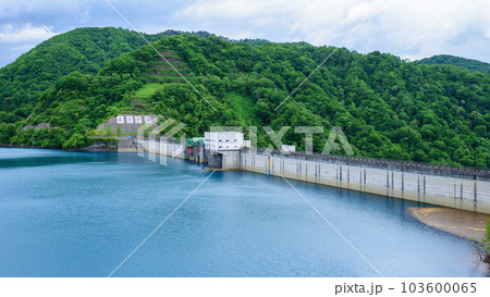 展望台からの玉川ダムと宝仙湖のきれいな湖水　 103600065