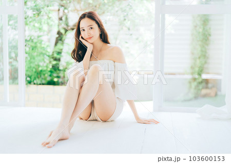 若い女性のスキンケア、脱毛、ダイエットイメージ 103600153