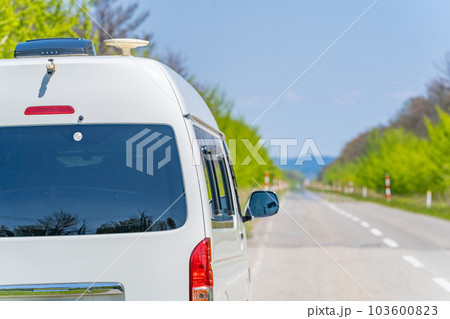 ハイエース　キャンピングカー　バンライフ　旅行　直線道路 103600823