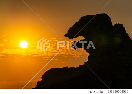 ゴジラ岩　夕焼け　潮瀬埼岩礁地帯奇岩怪石 103600863