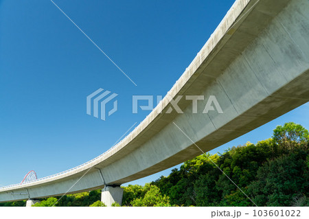 遊園地に向かって降りるスロープ 103601022