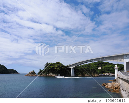 上関大橋と八島行定期船(山口県熊毛郡上関町) 上関大橋と八島行定期船(山口県熊毛郡上関町) 103601611