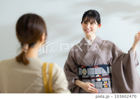 着物の女将に案内されるカップル 103602470