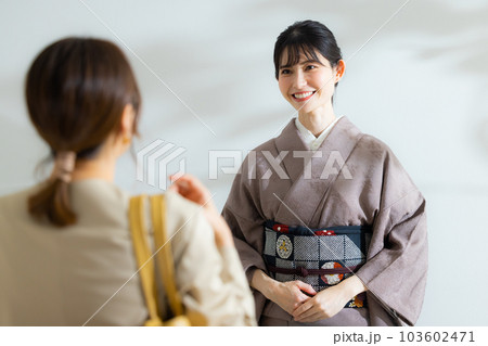 着物の女将に案内されるカップル 着物の女将に案内されるカップル 103602471