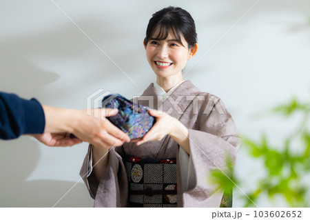 チャコールグレーの色無地　着物　風呂敷 103602652