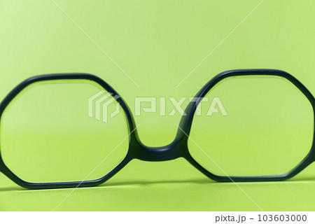 緑背景にメガネフレーム 緑背景にメガネフレーム 103603000