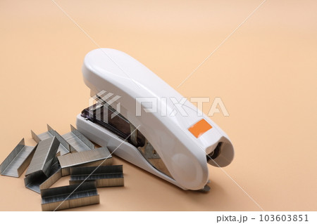 ホチキスとホチキスの針 103603851