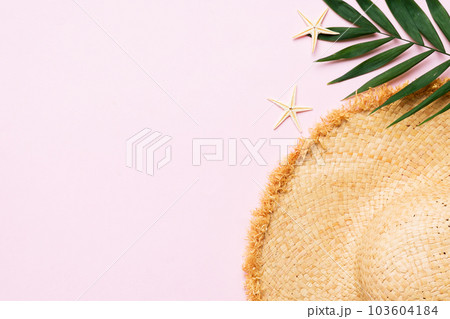 Summer holidays. Summer concept with straw hat and tropical leaf. Flat lay, top view, copy space 103604184