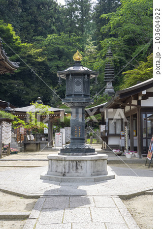 龍蓋寺（岡寺）境内の中心に立つ灯籠　新緑の季節　--奈良県高市郡明日香村岡-- 103604922