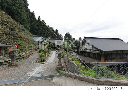 四国霊場第60番札所「横峰寺」本堂、鐘楼。庫裡 103605184