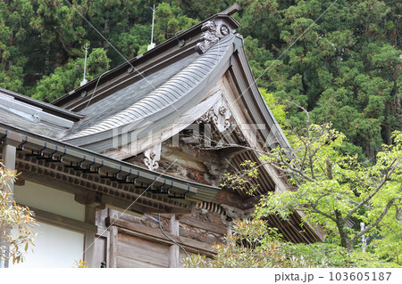 四国霊場60番札所「横峰寺」客殿前から見上げる本堂の破風 103605187