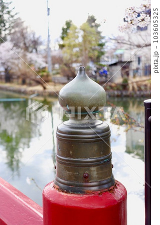 赤い欄干の橋の擬宝珠 103605325