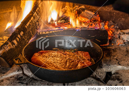 アウトドアでステーキ Beef steak grilled outdoors at camp  アウトドアでステーキ Beef steak grilled outdoors at camp  103606063