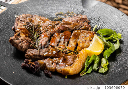 アウトドアでステーキ Beef steak grilled outdoors at camp  アウトドアでステーキ Beef steak grilled outdoors at camp  103606070