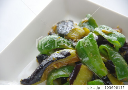 ピーマンとナスのみそ炒め 夏野菜のみそ炒め ピーマンとナスのみそ炒め 夏野菜のみそ炒め 103606135