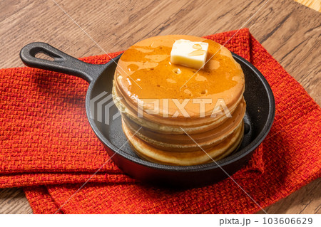 スキレットでパンケーキ　Pancake set made with a cast iron skil 103606629