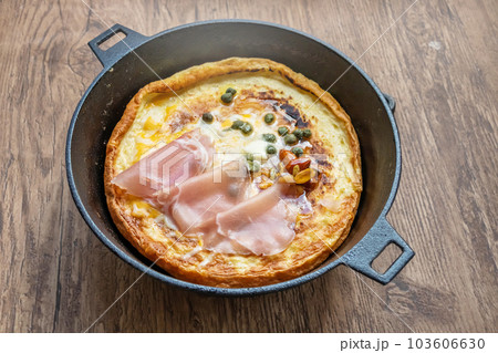 スキレットでパンケーキ　Pancake set made with a cast iron skil 103606630