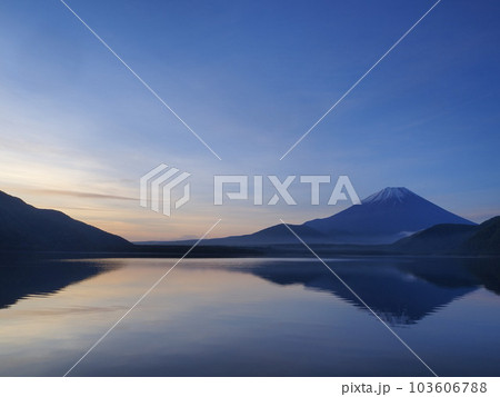 山梨県　浩庵キャンプ場から見る夜明け前の富士山と本栖湖　5月 103606788