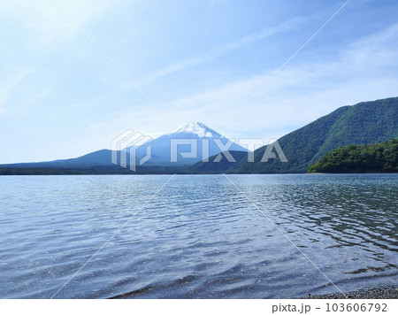 山梨県 浩庵キャンプ場から見る本栖湖越しの富士山 5月 山梨県 浩庵キャンプ場から見る本栖湖越しの富士山 5月 103606792