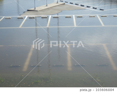 浸水した俣野遊水地(境川遊水地公園)の屋外駐車場 浸水した俣野遊水地(境川遊水地公園)の屋外駐車場 103606884