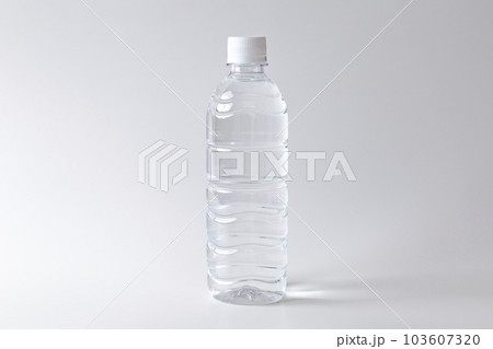 ミネラルウォーター　白バック 103607320