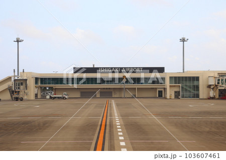 新石垣空港のターミナルビル（滑走路側） 103607461