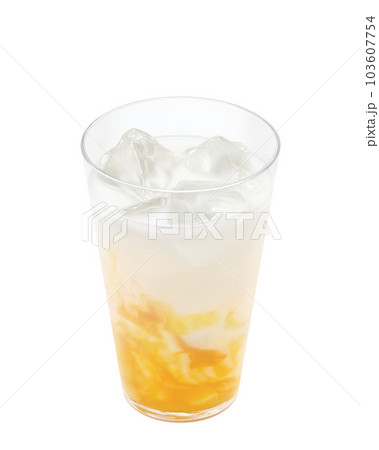 グラスに入ったマンゴーラッシーのイラスト リアル 103607754