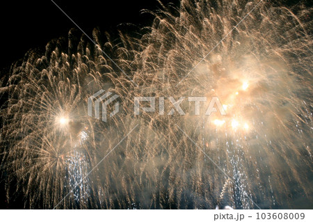 打ち上げ花火のクローズアップ16 103608009