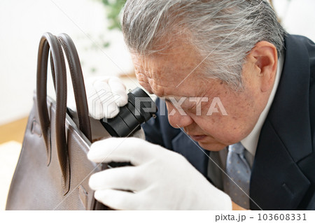 鑑定士　ルーペ　シニア男性 103608331