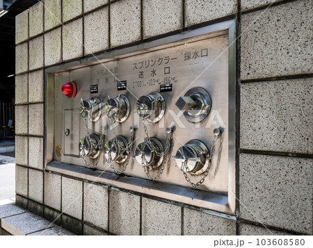 【高層ビルの消火設備】連結送水管送水口・スプリンクラー送水口・採水口 103608580